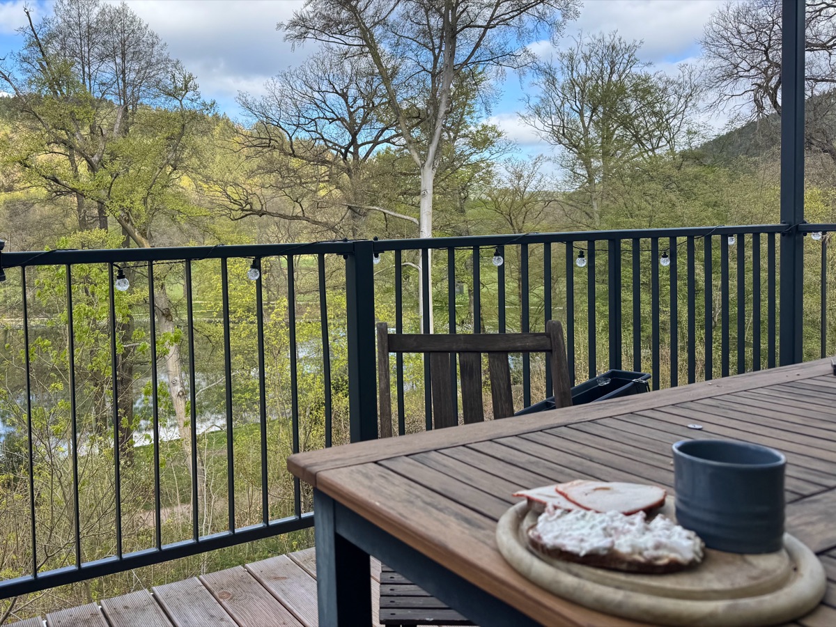 Frühstückstisch auf dem Westbalkon mit Blick über den Fürstlich Greizer Park im Frühling